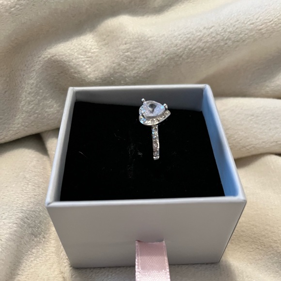 DAZZLING 18K WHITE GOLD PLATED HEART WHITE TOPAZ 2.5CT CZ ENGAGEMENT RING | 8 - Picture 5 of 13